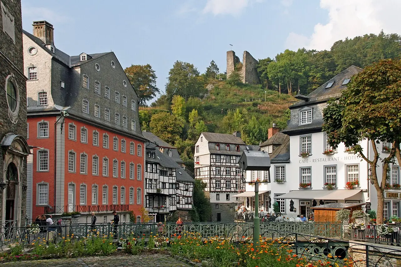 Vakwerkhuizen en het Rode Huis in het historische centrum van Monschau